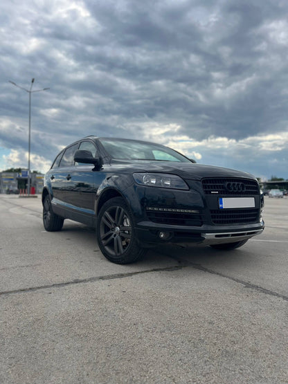 Audi Q7 направено с черна решетка със спрей фолио Снейк Скин